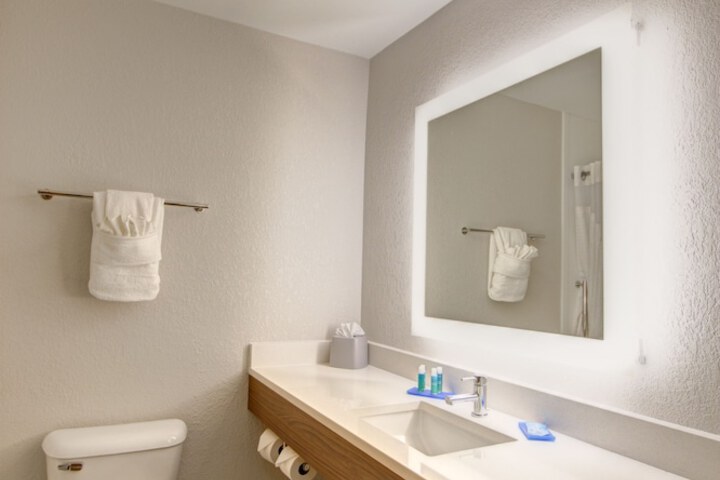 Room 10 of 28