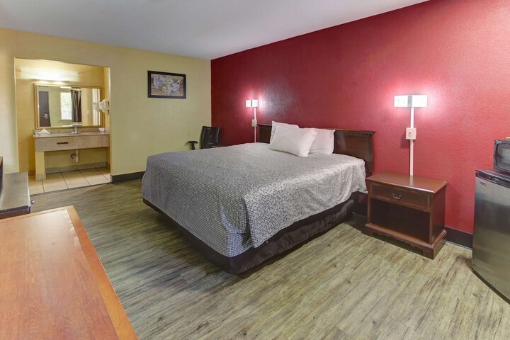 Room 9 of 26