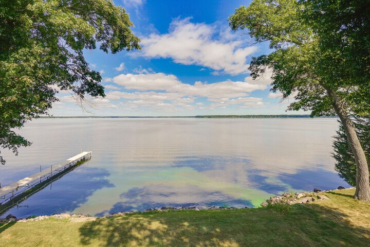 Lakefront Chippewa Falls Haven w / Private Deck!