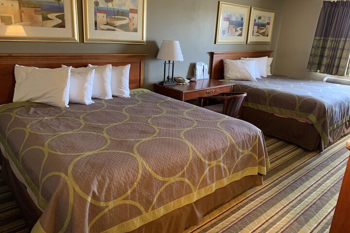 Super 8 by Wyndham Tilton / Lake Winnipesaukee