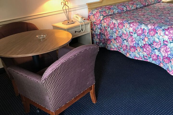Room 6 of 8