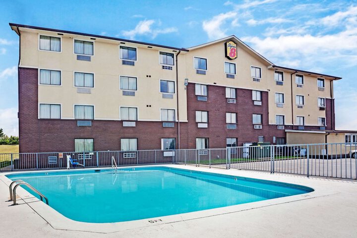 Super 8 by Wyndham Nashville / Dntn/ Opryland Area
