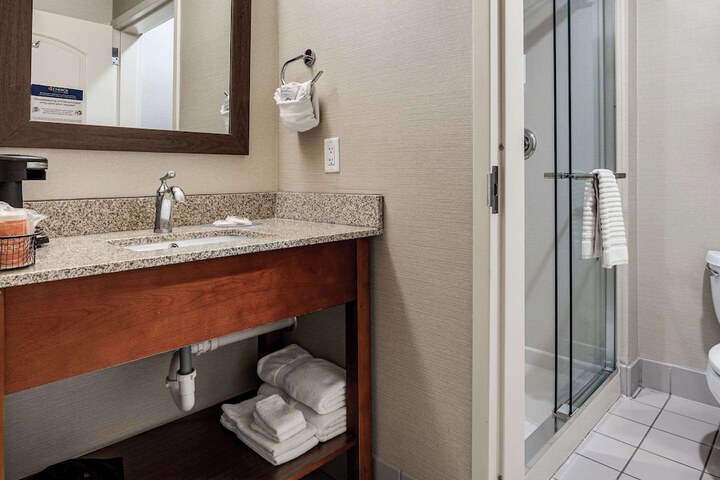 Comfort Inn & Suites Logan Near University