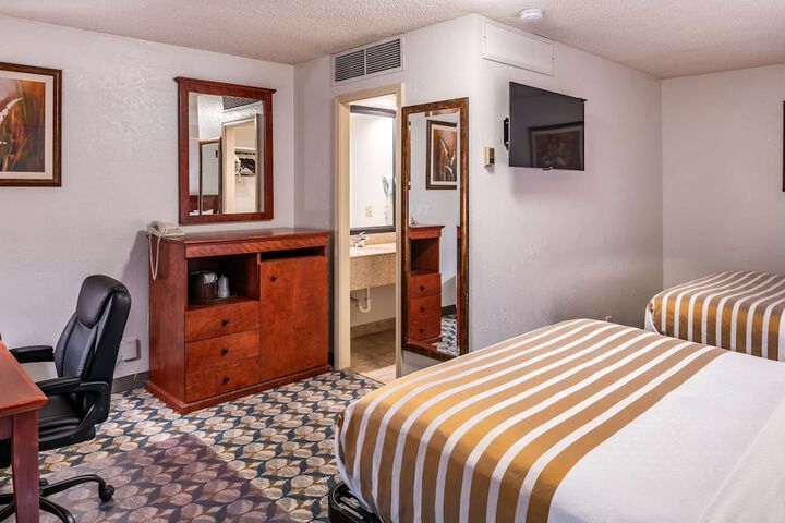 Room 10 of 28