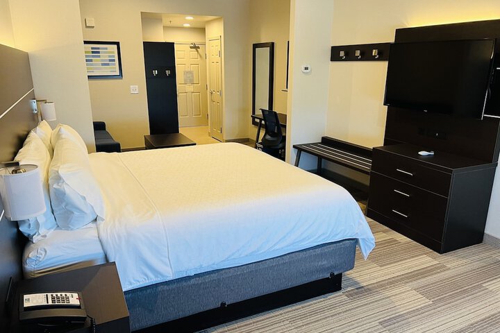 Holiday Inn Express & Suites Salinas by IHG