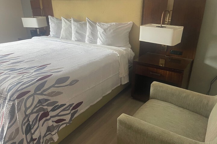 Red Roof Inn & Suites Hinesville