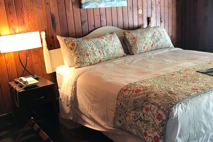 The Riverside Lodge at Chimney Rock