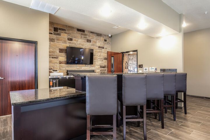 Cobblestone Hotel & Suites - Waukesha / West Milwaukee
