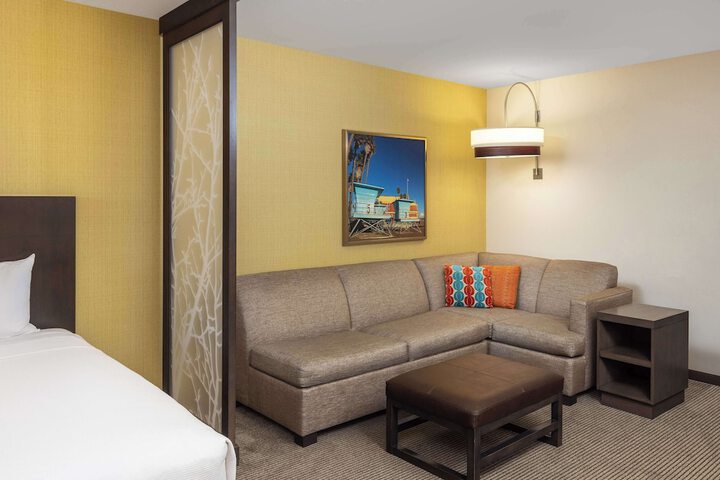 Room 27 of 39