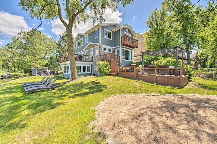 Lakefront Oasis w / Boat Dock Fire Pit, Grill