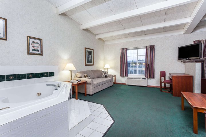 Room 9 of 15