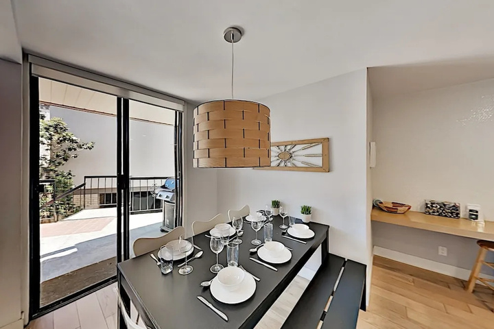 Immaculate Beach W / Pool Hot Tub & Balconies 2 Bedroom Condo