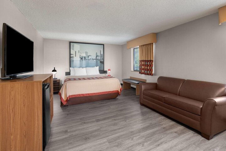 Super 8 by Wyndham Kent / Akron Area