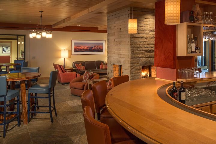 Lounge 52 of 63