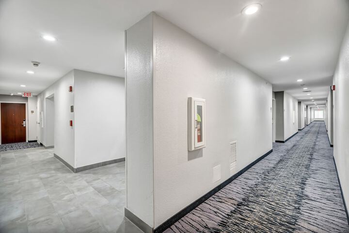 Ballroom/Hall 44 of 50