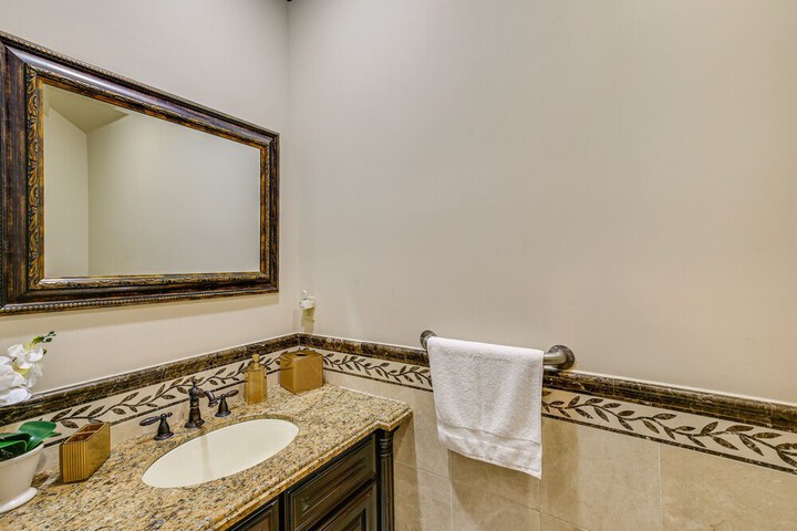 Spacious Fullerton Villa w / Private Pool & Hot Tub