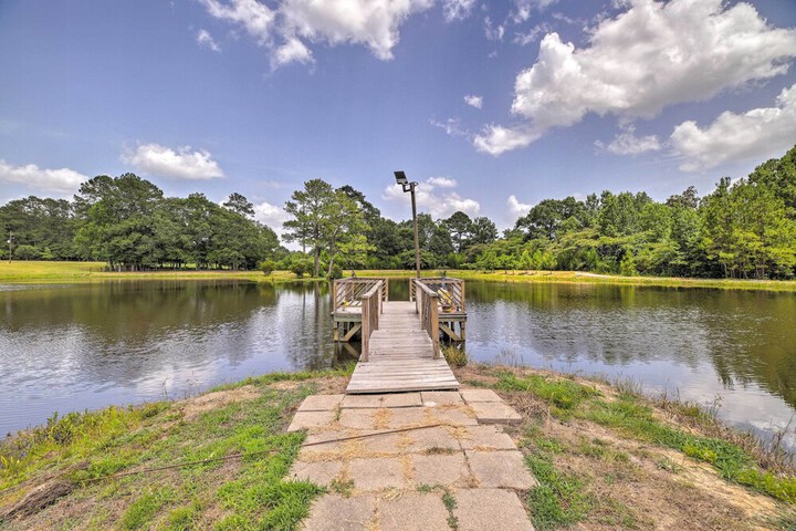 Lakefront Cabin w / Access to 2 Paddleboats!