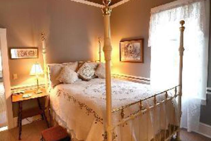 Suite 8 of 11