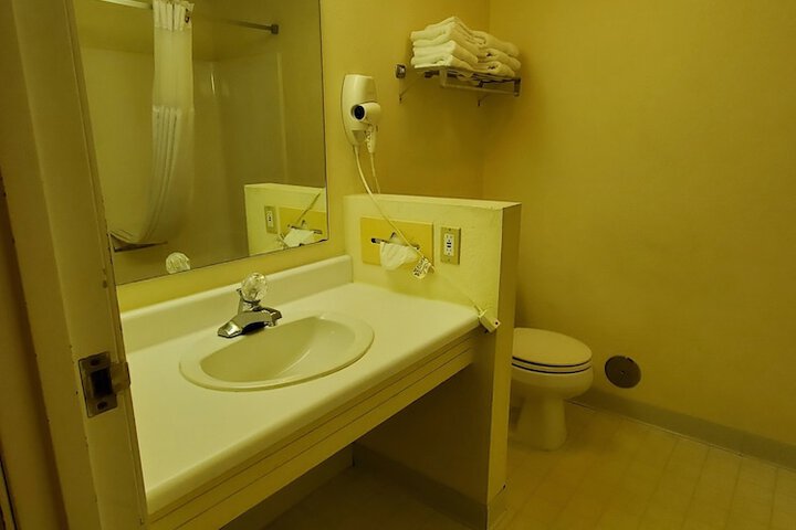 Room 32 of 87