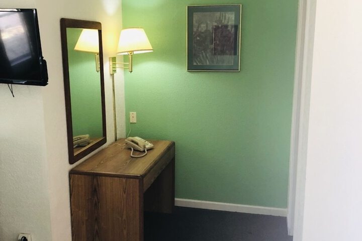 Room 10 of 14