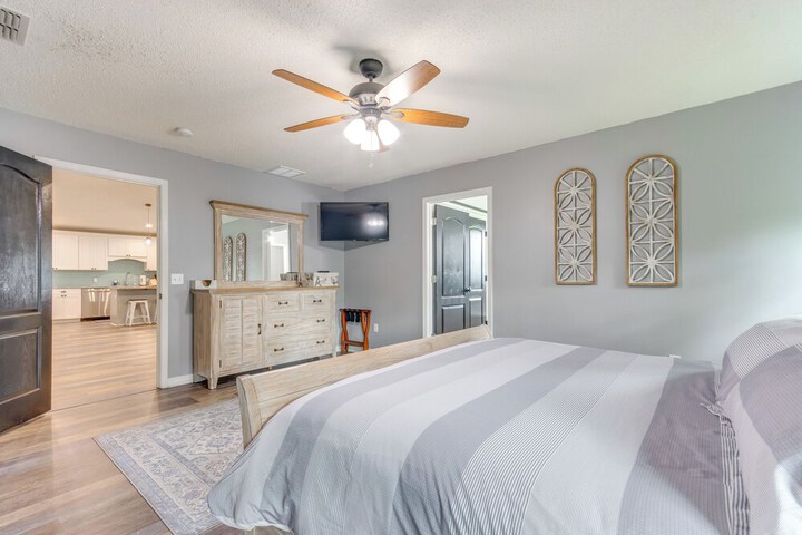 Spacious Home w / Sunroom 15 Mi to Pensacola!