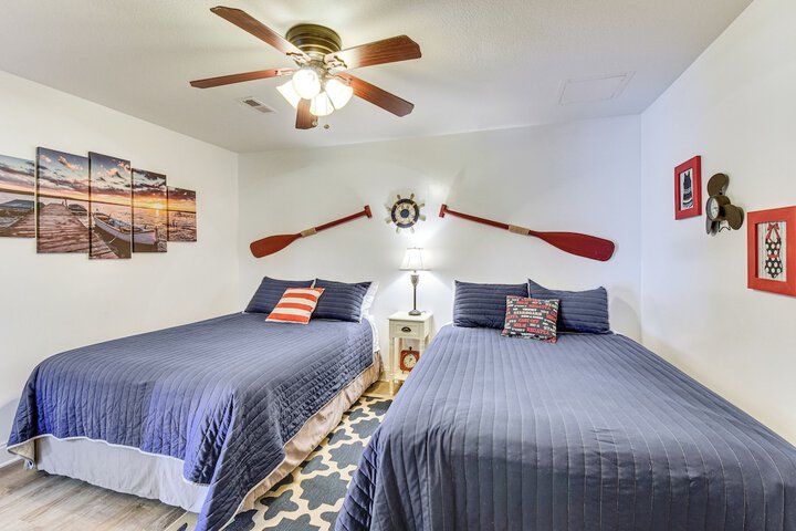 Waterfront Getaway w / Fire Pit + Game Room!