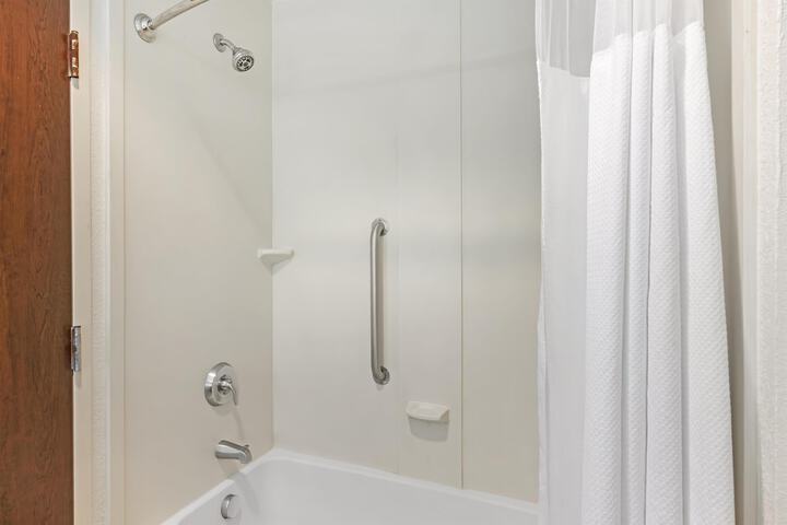 Best Western Plus Chain of Lakes Inn & Suites