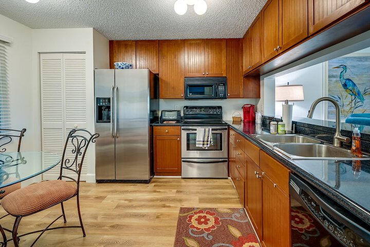 3 Mi to Beaches: Naples Condo w / Pool Access!
