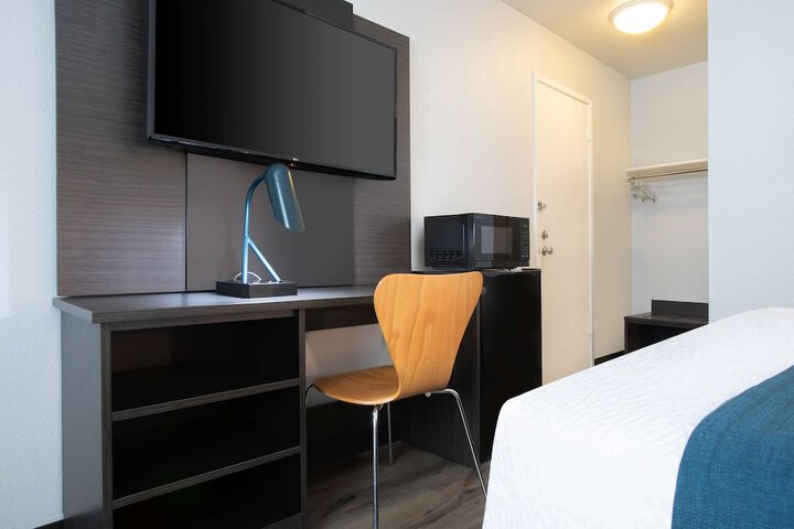 Room 13 of 18