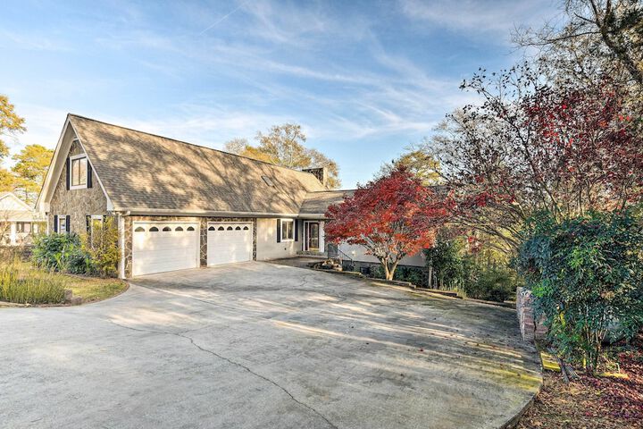 Lake Hartwell Home w / Private Dock & Hot Tub!