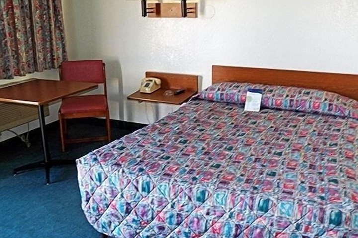 Room 5 of 8