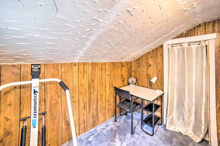 Cozy Ishpeming Cottage w / Lake & Park Views!