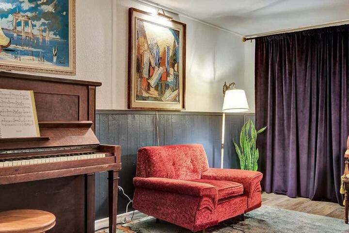 Retro vibe w hot tub piano lounge and vinyls