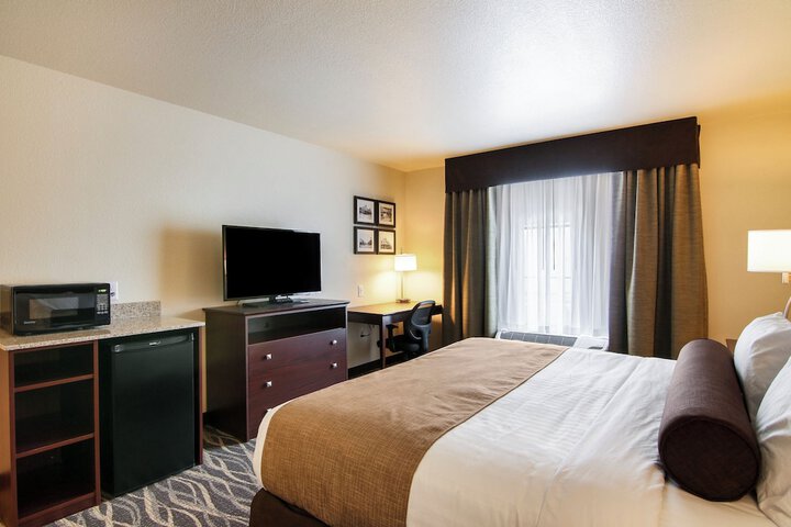 Cobblestone Inn & Suites at UW Stout Downtown Menomonie