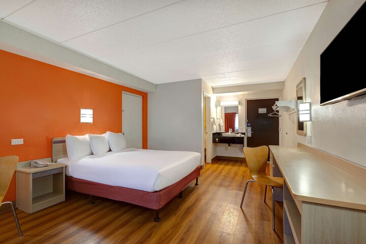 Room 6 of 25