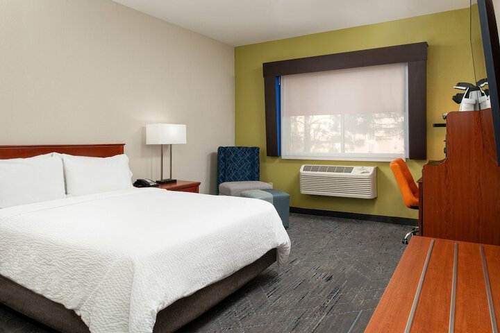 Holiday Inn Express Farmington - Bloomfield by IHG