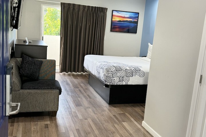 Room 13 of 37