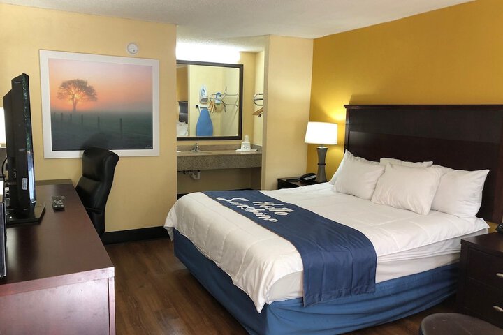 Room 9 of 11