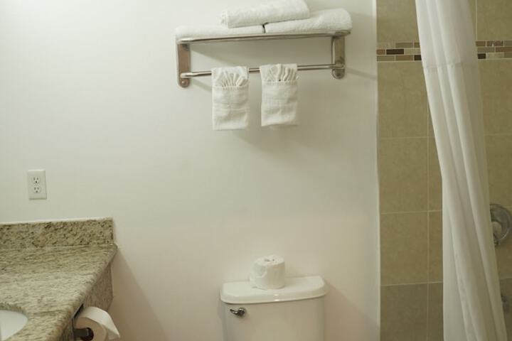 Harbor Inn & Suites