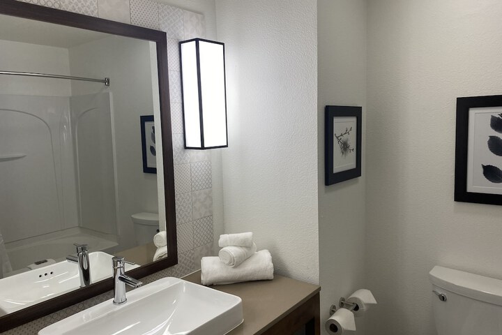 Room 11 of 32