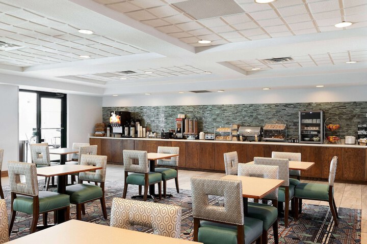 La Quinta Inn & Suites by Wyndham Omaha Airport Downtown