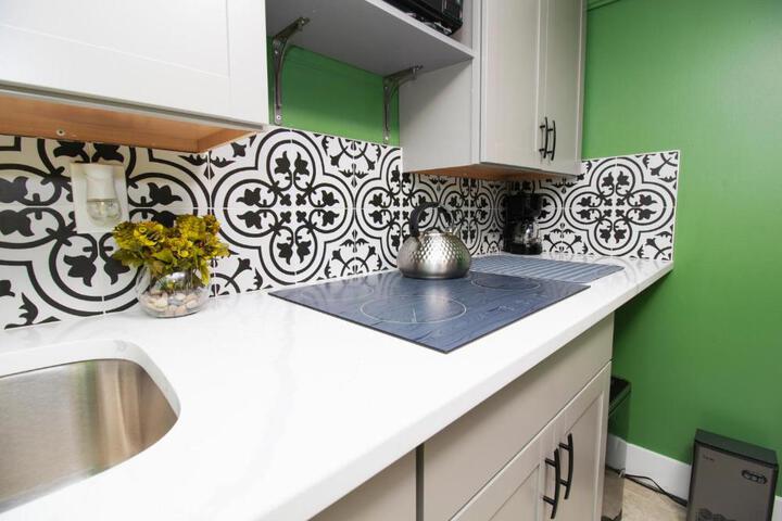 Exceptional & Central Garden Suite, Top Amenities & Care!