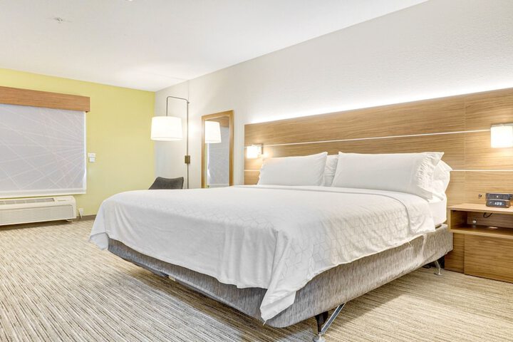 Room 11 of 25
