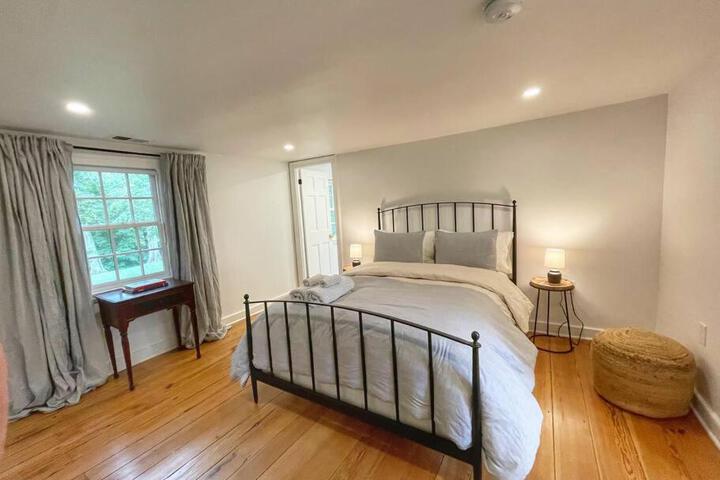Blake House Historic Estate with Private Inn