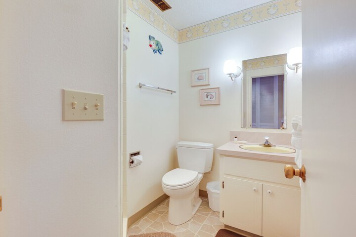 Lincoln City Condo: Pool Access Walk to Beach!