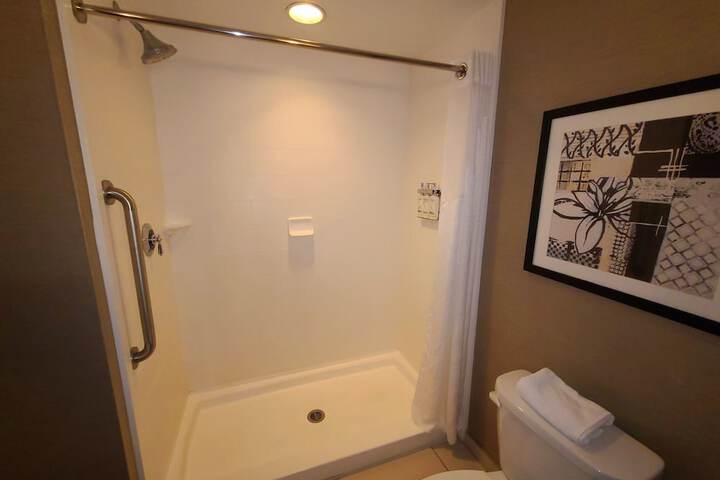 Holiday Inn Express & Suites Utica by IHG