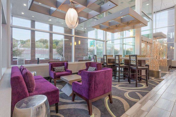 La Quinta Inn & Suites by Wyndham Clifton / Rutherford