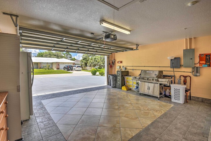 Cozy Coastal Retreat w / Grill 5 Mi to Beach