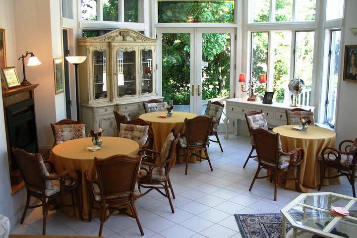 Dining 105 of 129