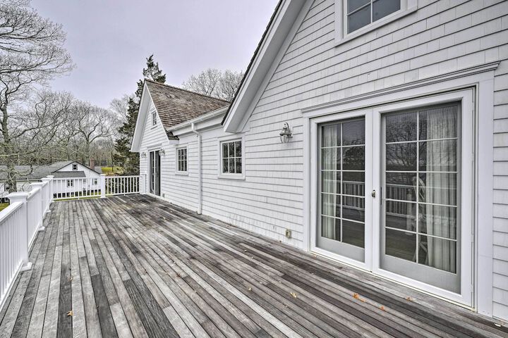 Shelter Island Retreat w / Outdoor Pool!
